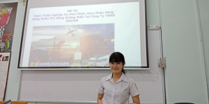 Sinh viên ngành Quản trị kinh doanh Xuất nhập khẩu bảo vệ đề cương Khóa luận tốt nghiệp