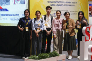Sinh viên Khoa QTKD tham quan học tập tại Triển lãm SaigonTex & SaigonFabric 2026